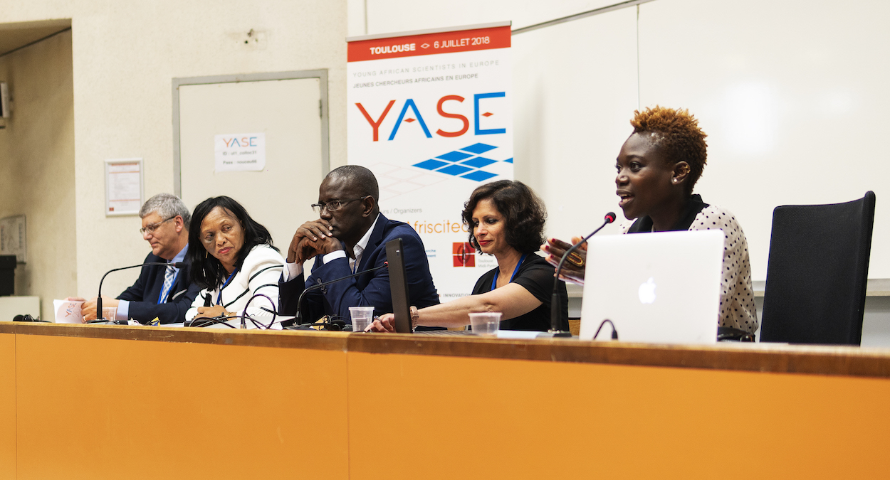 Les intervenants de la table ronde : de gauche à droite, Amr Adly, Marie-Monique Rasoazananera, Amadou Tidian Ndiaye, Seema Kumar et Tolu Oni